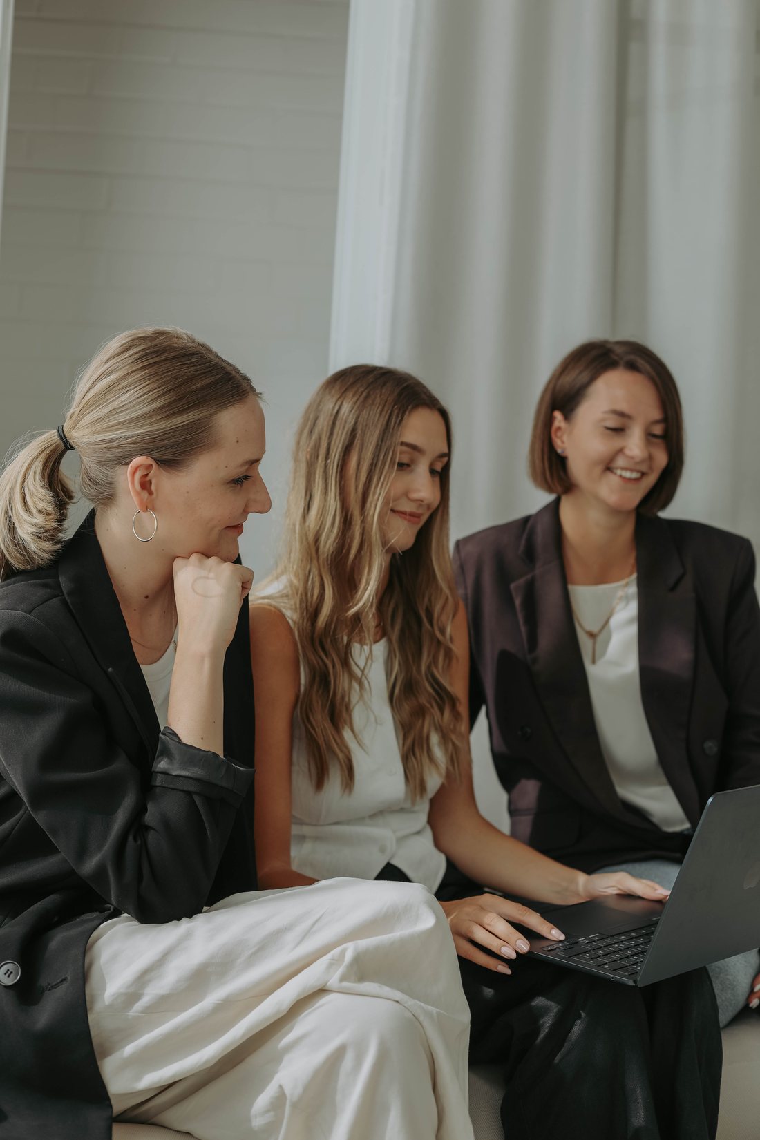 Das DAKA-Team: Kamy, Madeleine und Lorena bei der gemeinsamen Arbeit am Laptop.